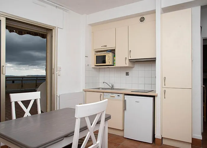 Avec Terrasse Et Parking, A 10m De La - Fr-1-803-41 Apartment Le Lavandou